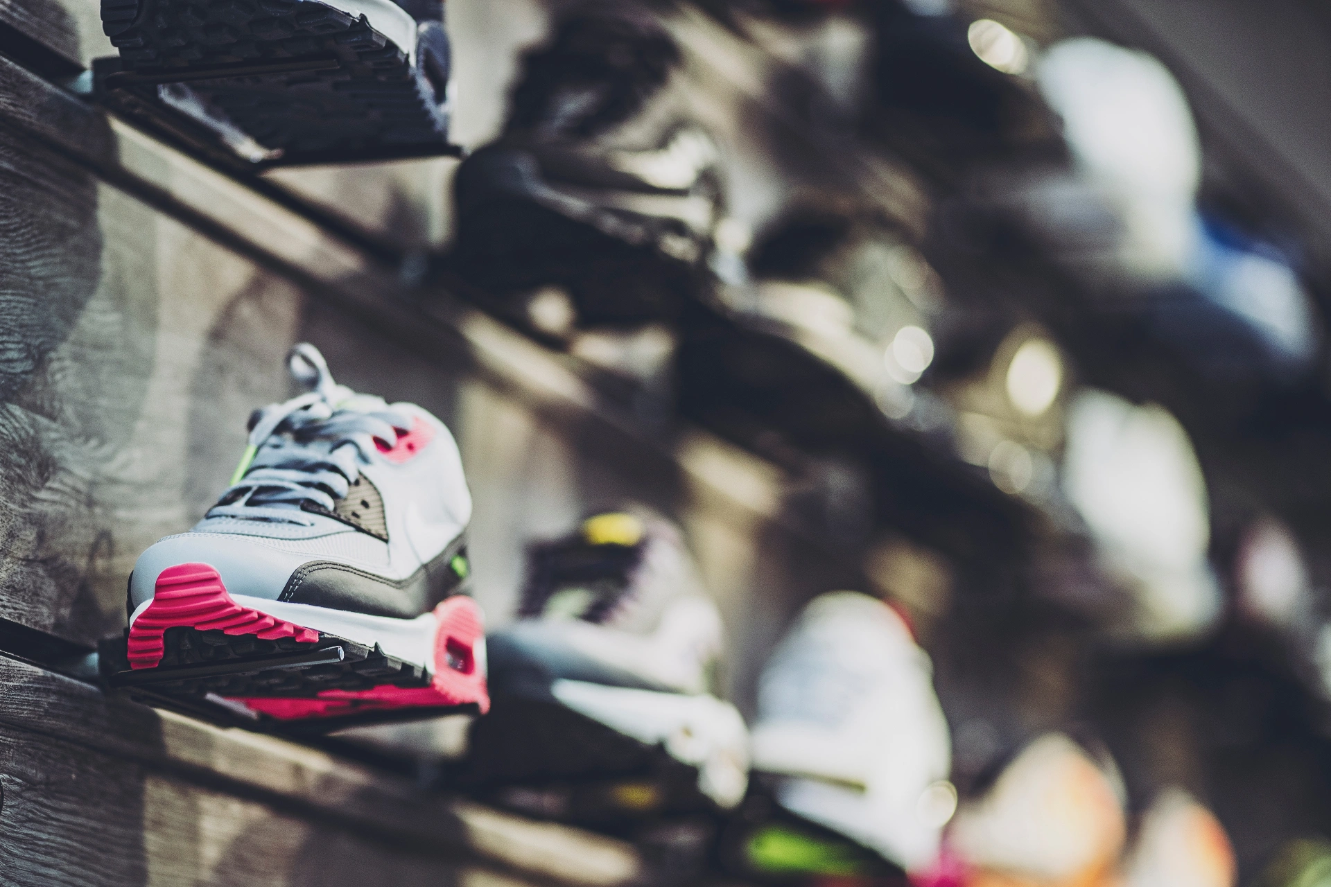 Ropa y equipo deportivo con una marca consistente